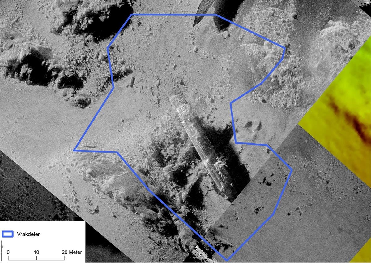 Generert bilde av data fra HUGIN viser en grå havbunn med stein og knauser. Midt i bildet sees den ene vraksseksjonen. Rundt denne vrakseksjonen er det tegnet en blå ramme i forskjellige vinkler som rammer inn området hvor det har blitt observert flest vrakdeler. Helt øverst på bildet ser man enden på skroget til den andre vrakseksjonen. Nede til venstre vises en forklaring, samt kartets nordpil og målestokk.