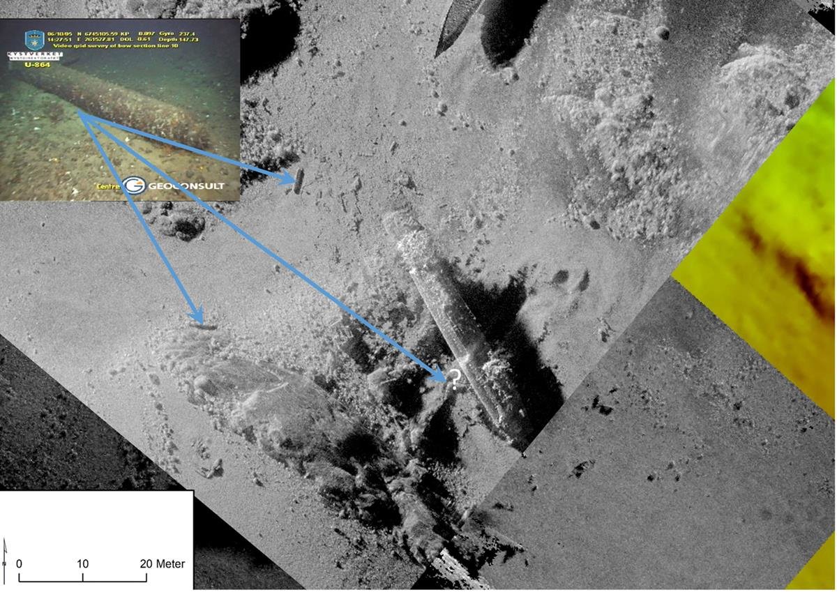 Generert bilde av data fra HUGIN viser en grå havbunn med stein og knauser. Midt i bildet sees den ene vraksseksjonen. Oppe i venstre hjørne er det satt inn et foto av en gassflaske. Derettter viser tre piler i blå farge hvor disse gassflaskene er lokalisert. Ved enden til den midterste pilen står det et spørsmålstegn. Ved enden til de to andre pilene sees en mørk skygge. Helt øverst på bildet ser man enden på skroget til den andre vrakseksjonen. Nede til venstre vises kartets nordpil og målestokk.