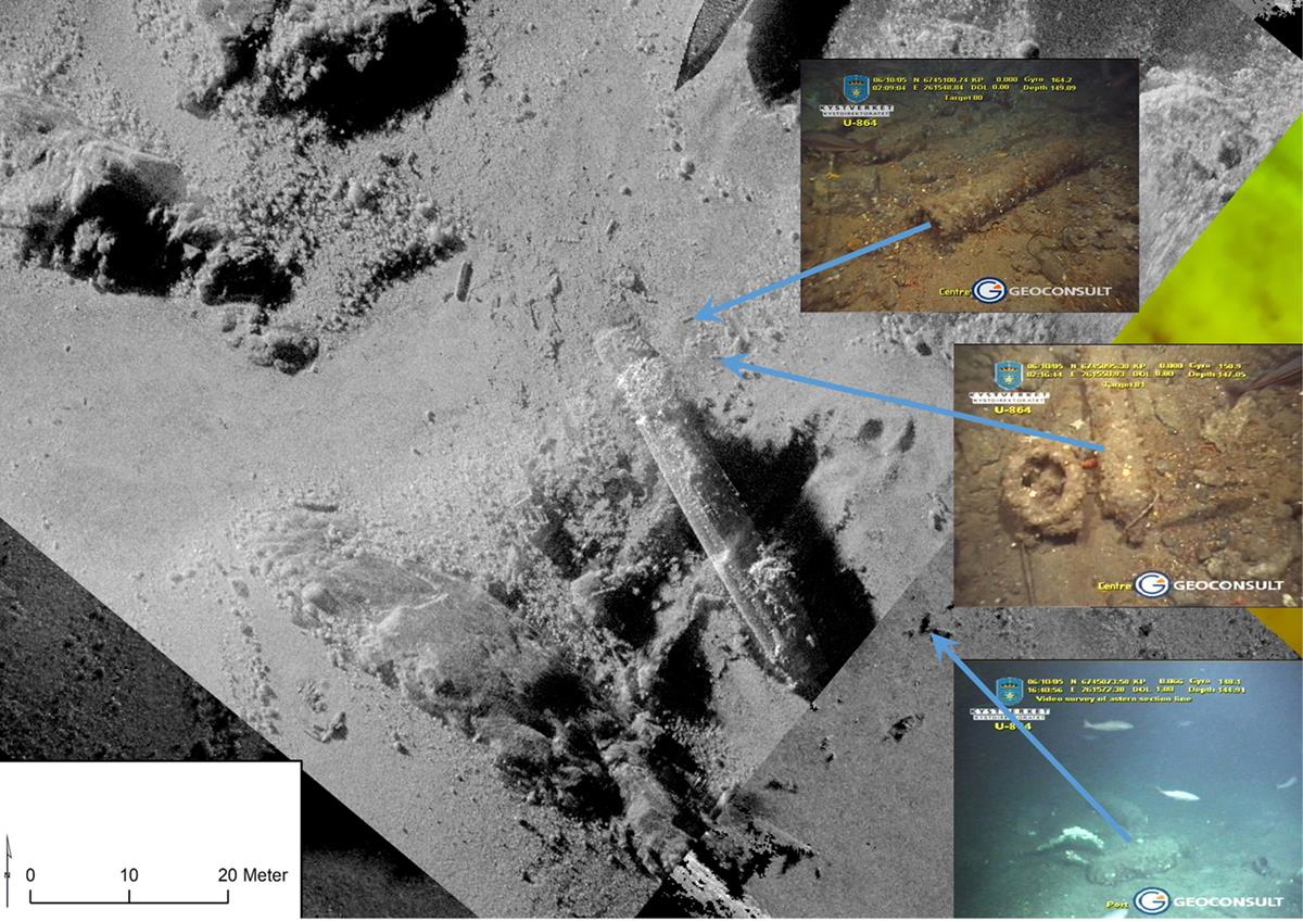Generert bilde av data fra HUGIN viser en grå havbunn med stein og knauser. Midt i bildet sees den ene vraksseksjonen. Langs høyre kant av bildet er det satt inn tre foto av 50 liters gassflasker. Fra hvert foto går det en pil som viser hvor disse gassflaskene er lokalisert i terrenget. Helt øverst på bildet ser man enden på skroget til den andre vrakseksjonen. Nede til venstre vises kartets nordpil og målestokk.