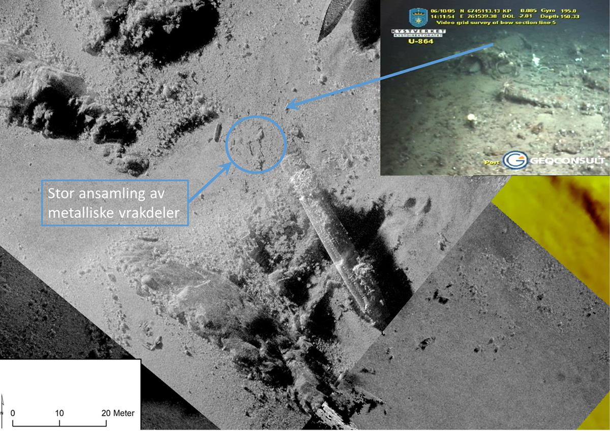 Generert bilde av data fra HUGIN viser en grå havbunn med stein og knauser. Midt i bildet sees den ene vraksseksjonen. Oppe i høyre hjørne er det satt inn et foto av tykt rør og annet vrakgods. Fra fotoet går det en pil som peker mot en blå sirkel tegnet inn rett nord for den ene vrakseksjonen. Til venstre for denne sirkelen er det tegnet en blå ramme med teksten "Stor ansamling av metalliske vrakdeler" med en pil som peker mot den nevnte sirkelen nord for vrakseksjonen. Helt øverst på bildet ser man enden på skroget til den andre vrakseksjonen. Nede til venstre vises kartets nordpil og målestokk.