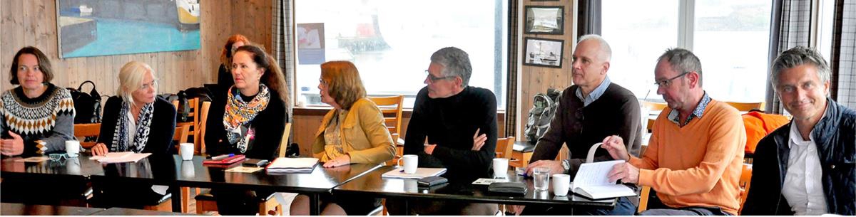 Foto viser medlemmene i ekspertutvalget på besøk på Fedje. Fra venstre: Sylvia Frantzen, Kristin Magnussen, Martha Kold Bakkevig, Gro Kielland, Eric Waymel, Viktor Nilsen-Nygaard, Per Buset og Øyvind Voie.