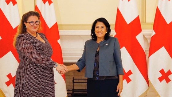 Ambassadør Helene Sand Andresen overleverer sine akkreditiver til Georgias president, Salome Zourabichvili. 