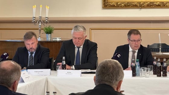  Adm.dir. Torbjørn Svensgård i Fsi, materielldirektør Rolf Kjos og forsvarsminister Bjørn Arild Gram (Sp),  var med på dialogmøtet.