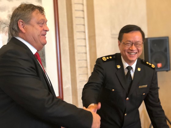 Fiskeri- og sjømatminister Harald T. Nesvik og Zhang Jiwen, viseminister i veterinær- og tolladministrasjonen.