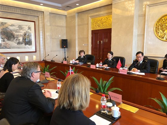 Fiskeri- og sjømatminister Harald T. Nesvik i møte med Zhang Jiwen, viseminister i veterinær- og tolladministrasjonen.