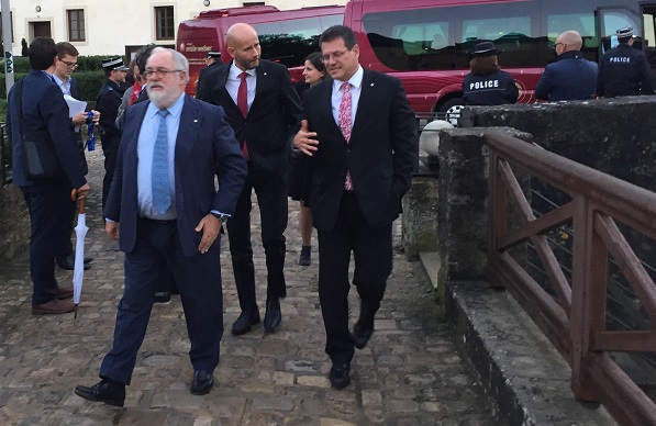 Olje- og energiminister Tord Lien sammen med EU-kommisjonens visepresident Maros Šefčovič (t.h.) og energi- og klimakommissær Miguel Arias Cañete (t.v.). (Foto:HEV/OED) Olje- og energiminister Tord Lien sammen med EU-kommisjonens visepresident Maros Šefčovič (t.h.) og energi- og klimakommissær Miguel Arias Cañete (t.v.). (Foto:HEV/OED)