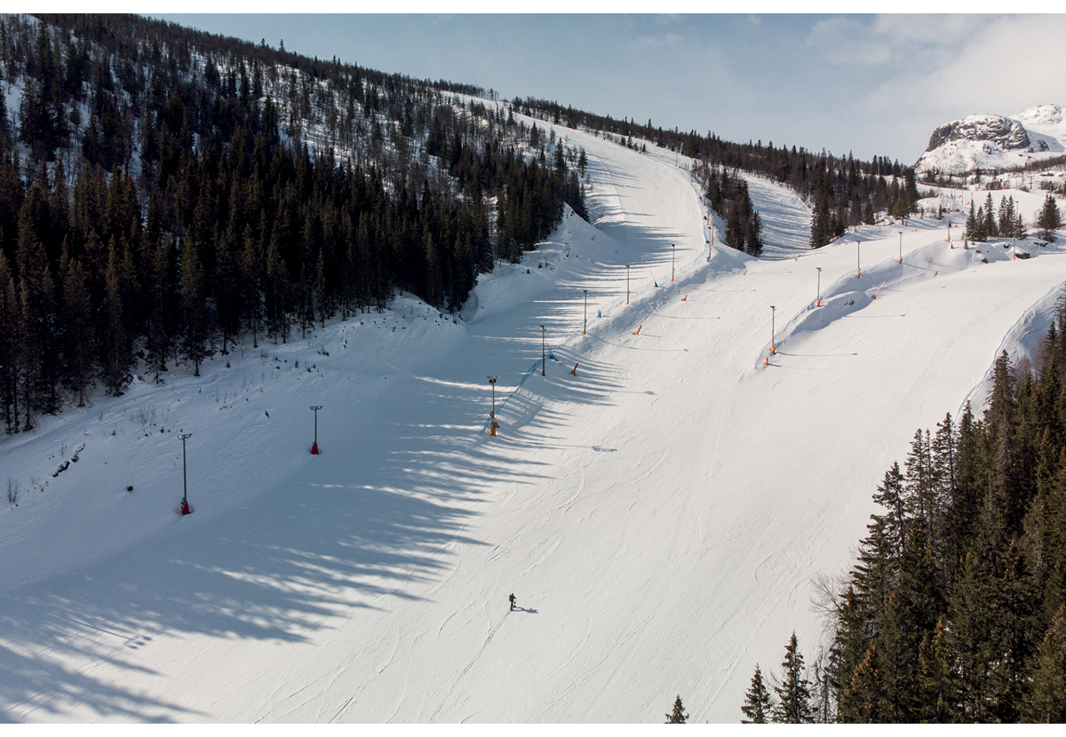 Figur 5.8 Hemsedal, lørdag før påske 2020: En skiløper på vei oppover bakkene i et stengt skianlegg.