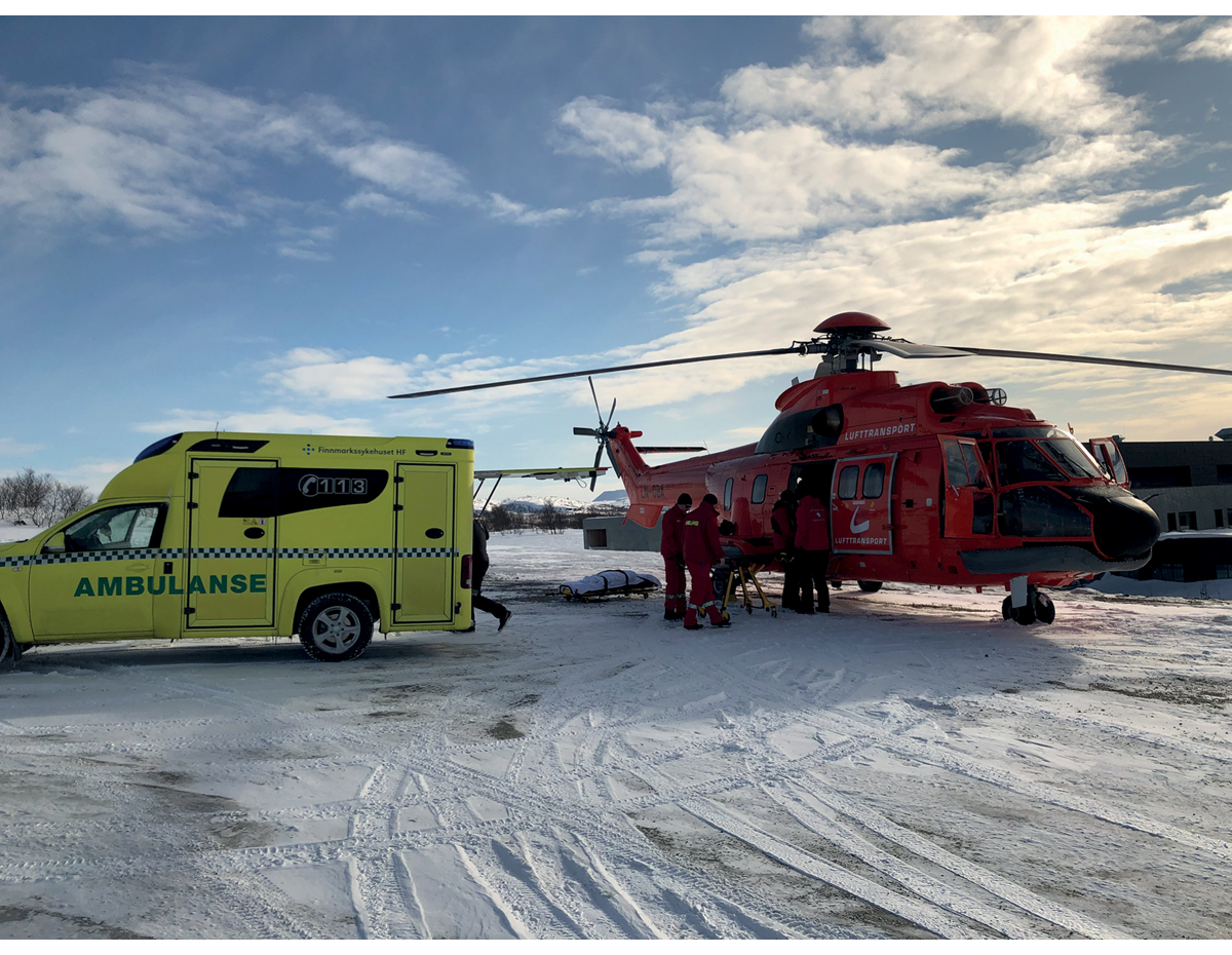 Figur 6.12 Super Puma-helikopteret fraktet svært syke pasienter mellom sykehusene i Troms og Finnmark under pandemien. Her fra en samhandlingsøvelse i april 2020 mellom Finnmarkssykehuset og UNN.
