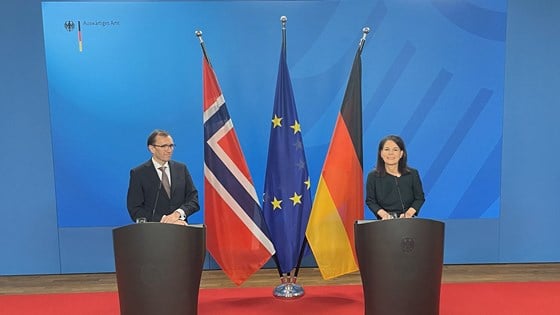Espen Barth Eide og Tysklands utenriksminister Annalena Baerbock under pressekonferanse.