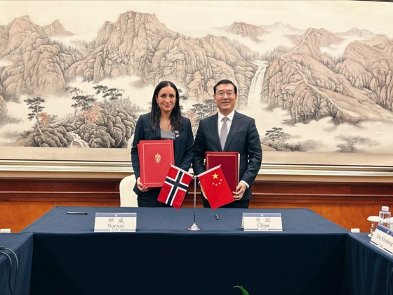 Statssekretær Hanne-Berit Brekken med Zhao Zenglian, viseminister i GACC.