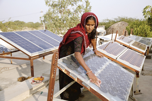 Figur 3.3 Den første kvinnelige solcelleingeniøren
 i Indias største provins Rajasthan.