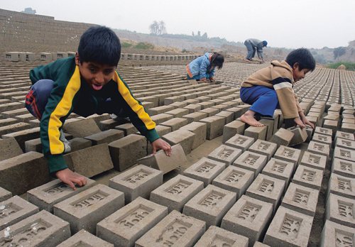 Figur 3.4 Barn som arbeider på en mursteins­fabrikk
 i Peru på Verdensdagen mot barnearbeid, juni 2008.
