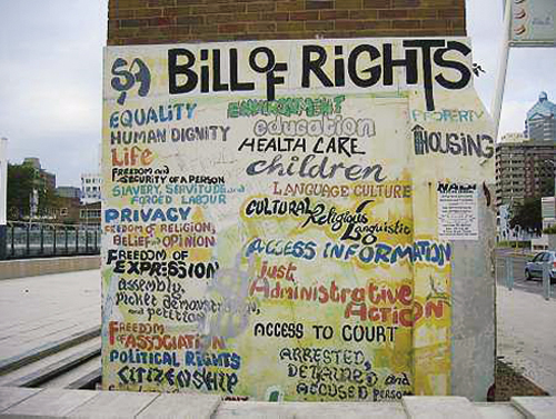 Figur 7.2 FNs menneskerettighetserklæring på en vegg
 i Durban, Sør-Afrika.