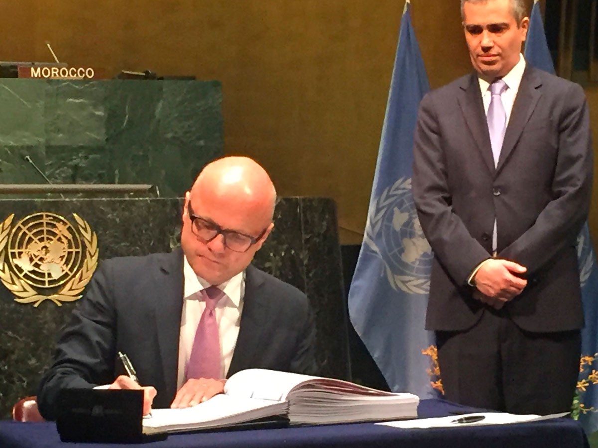 Klima- og miljøminister Vidar Helgesen signerer Parisavtalen om klima på vegne av Norge i FN i New York 22. april. Foto: Bjørn Stuedal.
