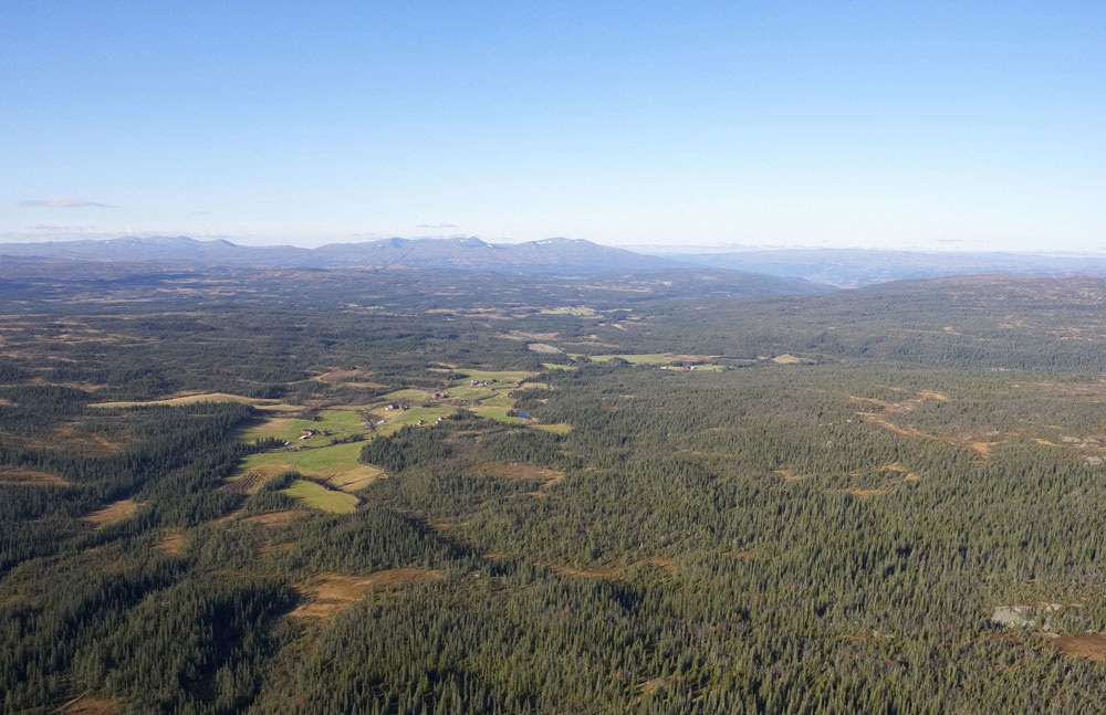 Figure 4.6 Large areas south of Meråker with Fonnfjellet and Skarvene in the background.