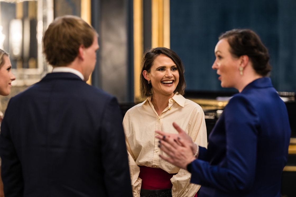 Kunnskapsministeren i prat med Marte Blikstad-Balas under DNVAs årsmøte i mai.