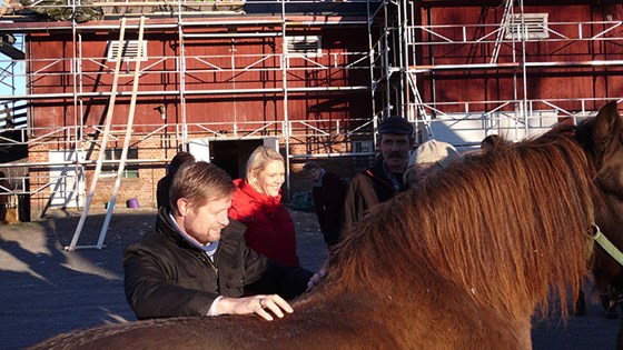 Kontakt med dyr er en del av Inn på tunet-tilbudet. T.h. gårdbruker Jon Ivar Bakke, Skjerven gård. 