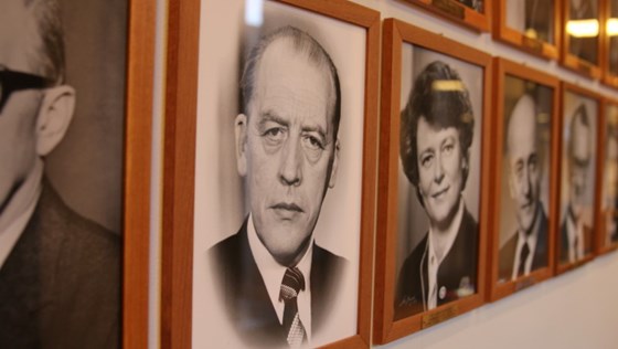 Foto av Odvar Nordli på fotoveggen med tidligere statsministre på Statsministerens kontor.