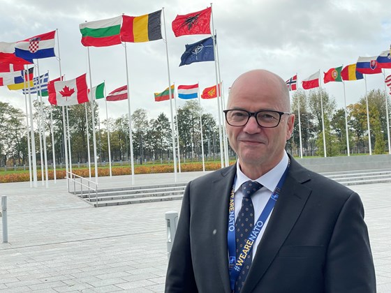 Forsvarsminister Odd Roger Enoksen foran flaggborgen til NATO-hovedkvarteret i Brussel, Belgia. 