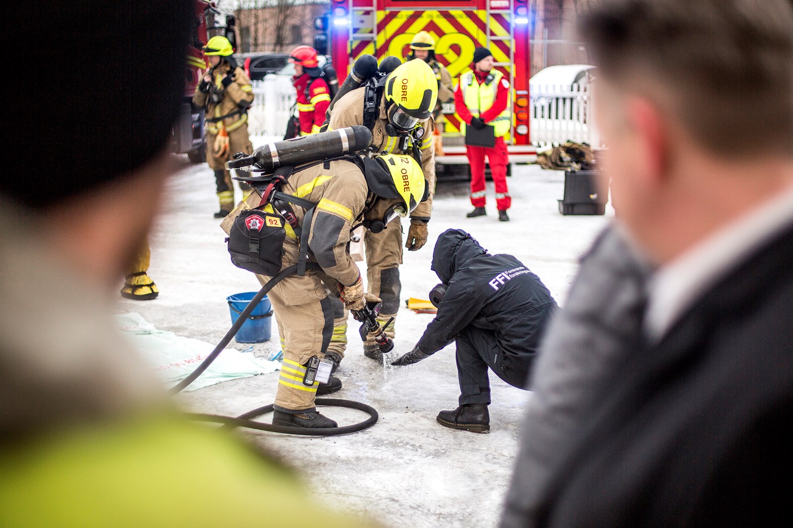 Justis- og beredskapsminister Per-Willy Amundsen obsererverer brannvesenet og FFI på øvelse med farlige stoffer på Sagene brannstasjon i Oslo