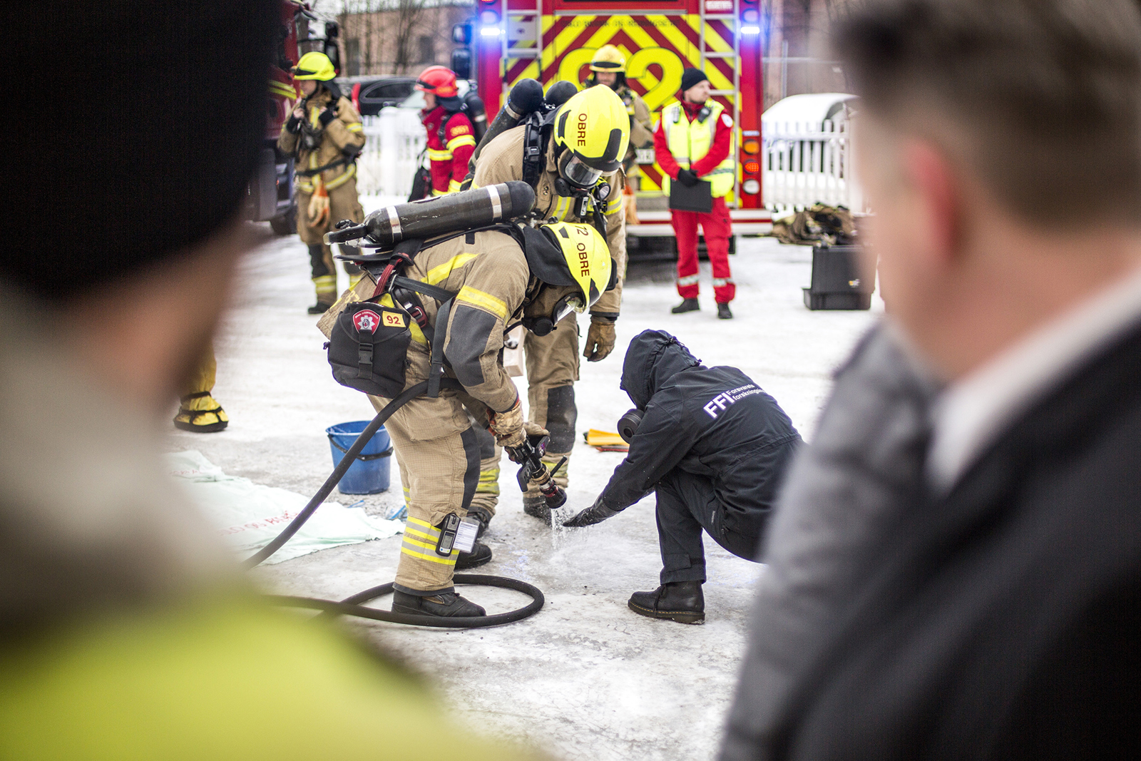 Justis- og beredskapsminister Per-Willy Amundsen obsererverer brannvesenet og FFI på øvelse med farlige stoffer på Sagene brannstasjon i Oslo