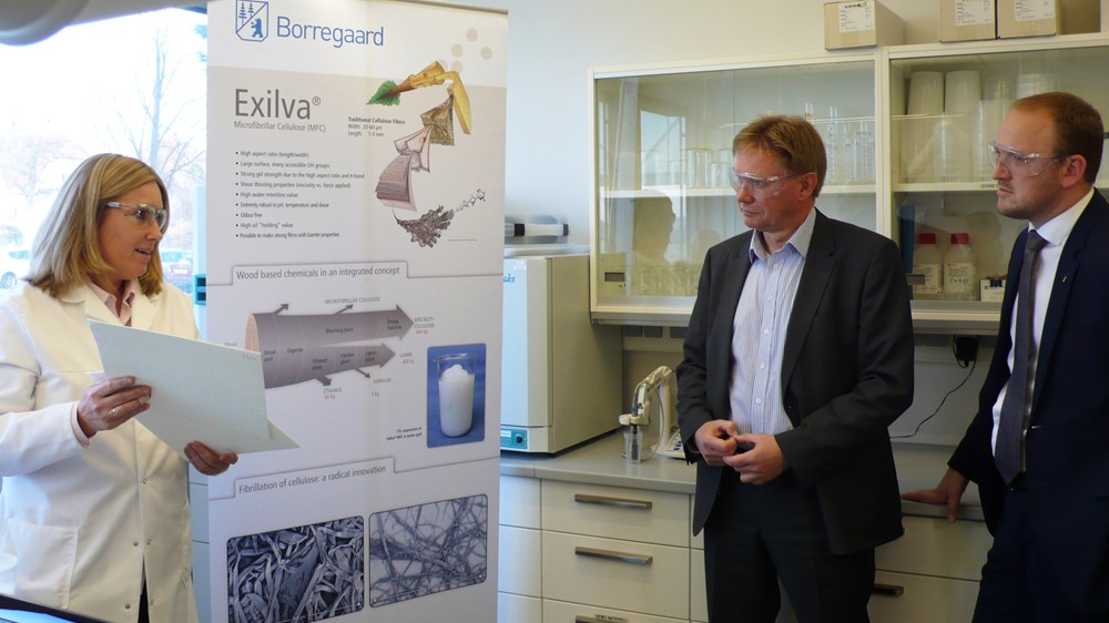 Sidan 2007 har Borregaard utvikla Exilva mikrofibrillær cellulose, som har unike eigenskapar som tilsettingsstoff i lim, vaskemidlar, kosmetikk osb. Produktet er basert på trevirke, og kan nyttast i staden for petrokjemiske produkt. Kristin Sundby på Exilva-laboratoriet orienterer administrerande direktør Per Sørlie og landbruks- og matminister Jon Georg Dale. 