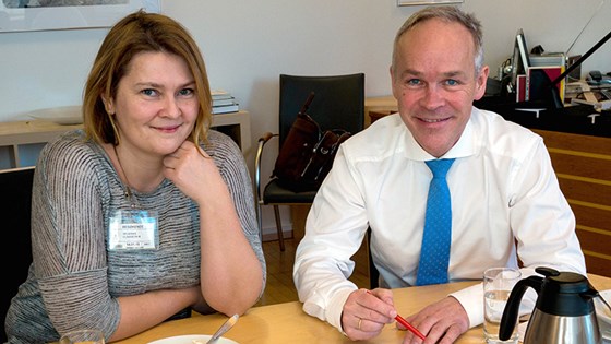 Elisabeth Møllvik Skjæran og statsråd Jan Tore Sanner