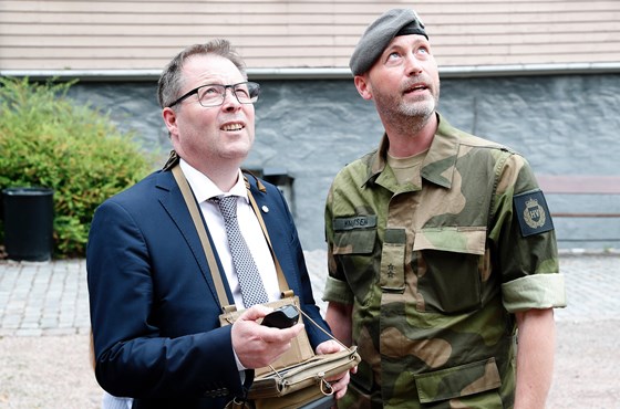 Forsvarsminister Bjørn Arild Gram får styre den nye dronen under kyndig opplæring fra HVs Anders Knutsen.