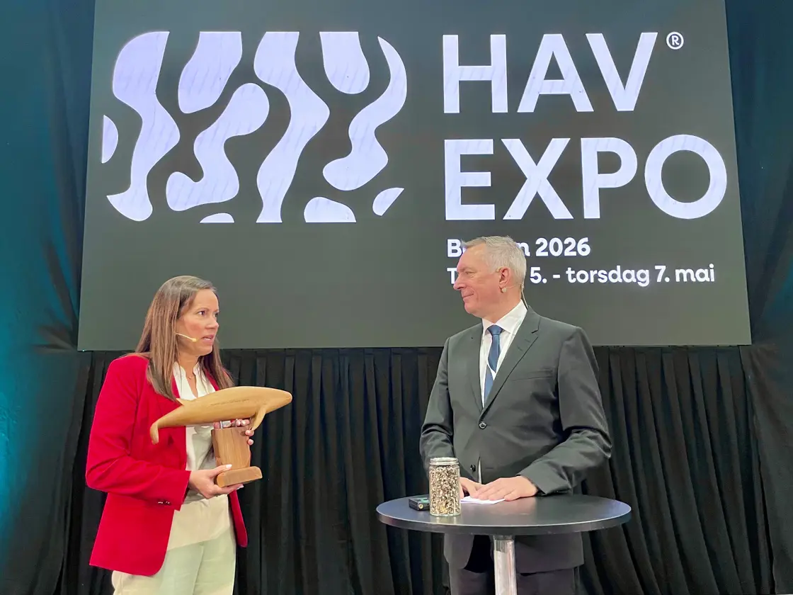 Fiskeri- og havminister Marianne Sivertsen Næss med Vandrekvalen, en trefigur, sammen med fiskeridirektør Frank Bakke-Jensen