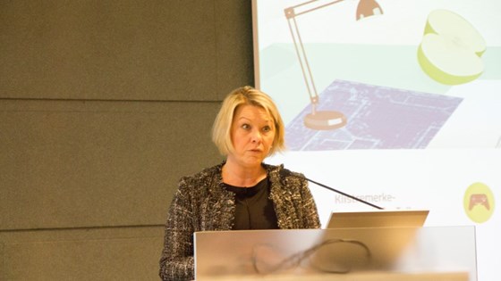 Nærings- og fiskeriminister Monica Mæland på talerstolen under lanseringen av nettstedet velgekte.no