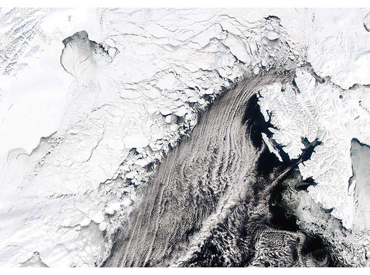 Figur 2.10 Satellittbilde av issituasjonen i området vest for Svalbard 11. april 2013. Bildet viser hvordan et system av store og små isflak og råker går langt inn i drivisen fra en opprevet ytre iskantsone. Vi ser også fastisen i noen av fjordene på Svalbard. ...