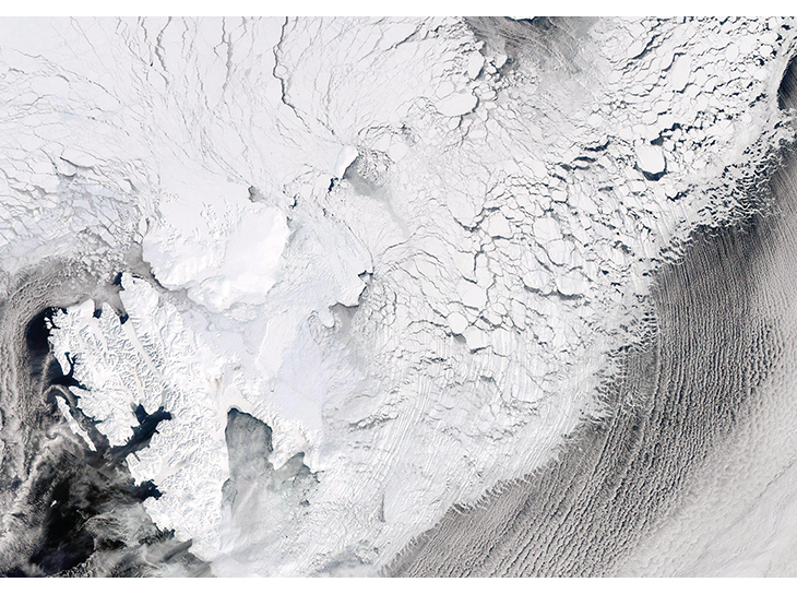 Figur 2.9 Satellittbilde av issituasjonen i området øst for Svalbard 19. april 2013. Bildet viser hvordan et system av store og små isflak og råker går langt inn i drivisen fra en opprevet ytre iskantsone. Vi ser også fastisen i noen av fjordene på Svalbard. D...
