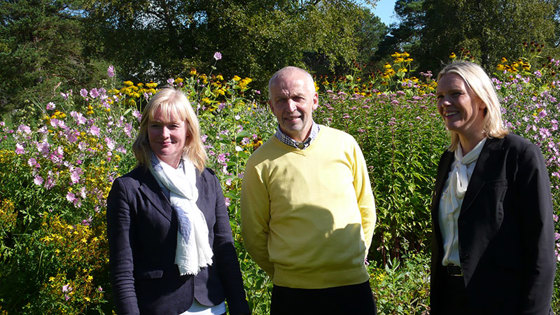 Fra venstre: Administrerende direktør i Norsk institutt for bioøkonomi (NIBIO), Alvhild Hedstein, styreleder i stiftelsen Norsk Senter for Økologisk Landbruk (NORSØK), Gunnar Waagen og landbruks- og matminister Sylvi Listhaug under dagens møte.