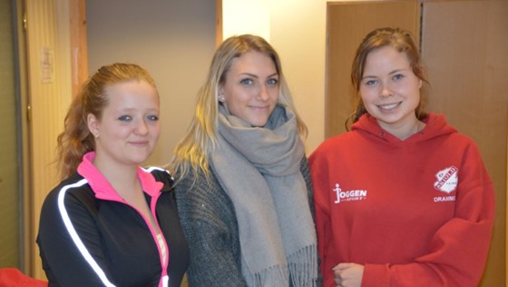 Nestleder i elevrådet, Natascha Poulsen, og elever Amanda Paulsen og Cecilie Sand ved Eiker videregående skole.