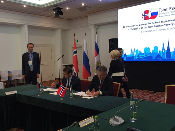 Forhandlingslederne  Ilja Sjestakov og Arne Benjaminsen signerte avtalen. 