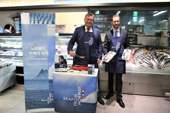 Fiskeri- og sjømatminister Harald T. Nesvik promoterer fisk i Sør-Korea.