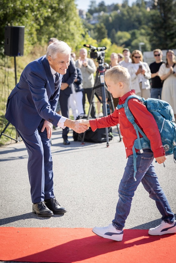 Statsministeren hilser på en førsteklassing på Østensjø skole i Oslo, første skoledag.