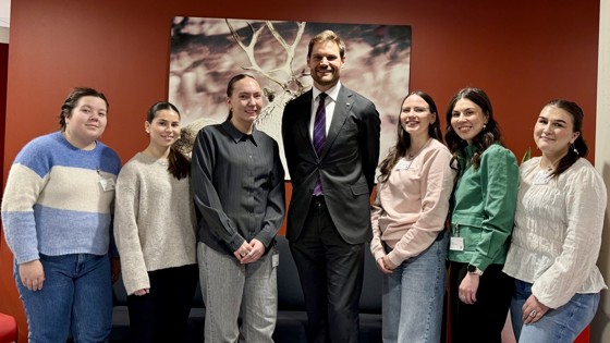 Landbruks- og matminister Nils Kristen Sandtrøen og de samiske veiviserne 2025