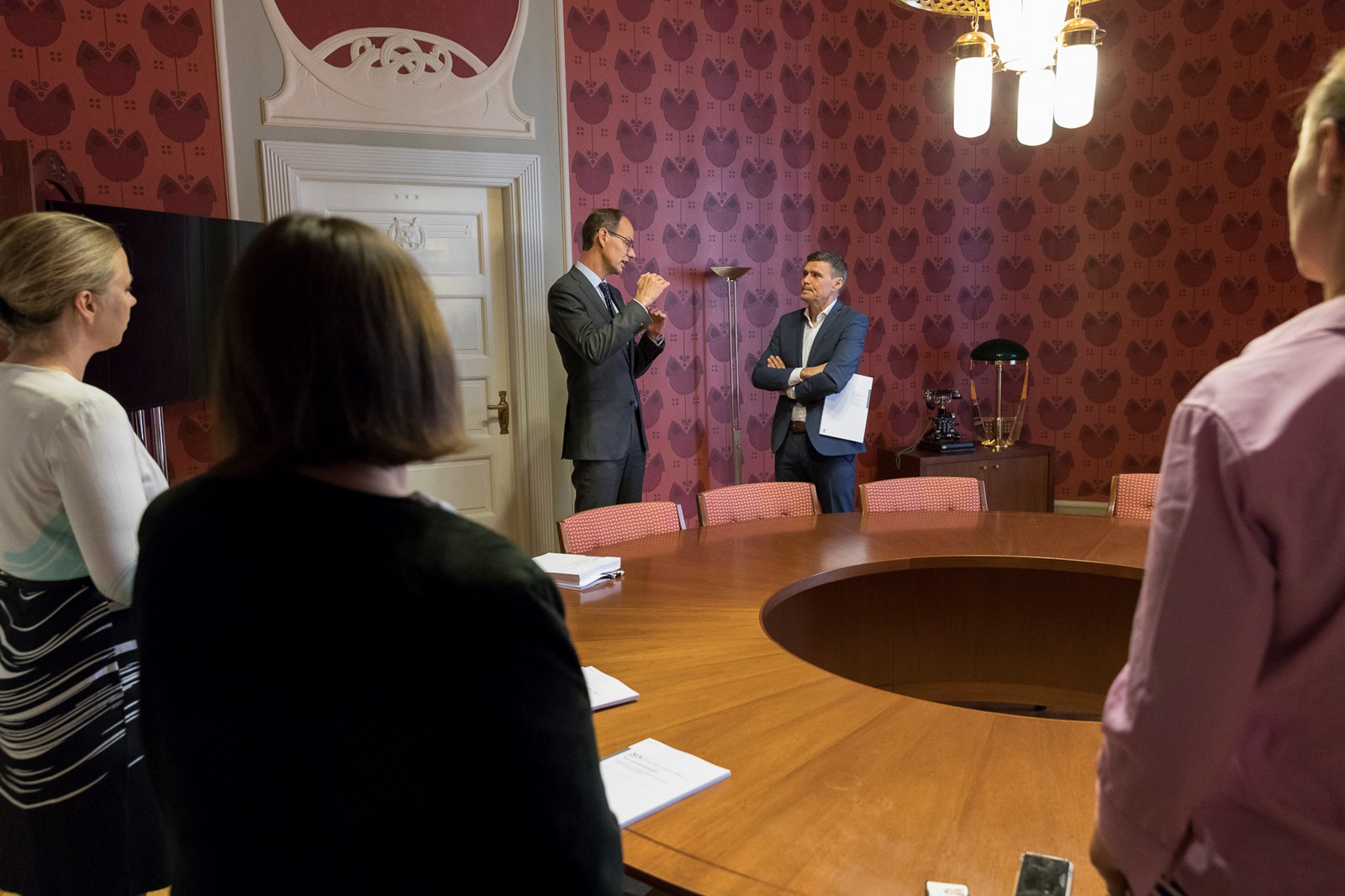 Utvalgets leder, Filip Truyen, overrekker NOU 2018: 10 til statssekretær Geir Olsen (V) i Finansdepartementet.