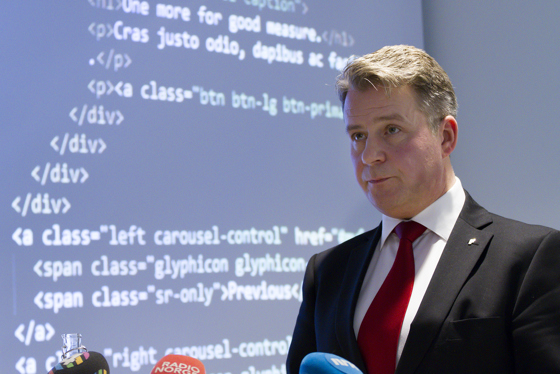 Justis- og beredskapsminister Per-Willy Amundsen ved framleggelsen av den ugraderte redegjørelsen.