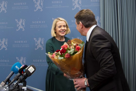 Justis-, beredskaps- og innvandringsminister Tor Mikkel Wara gratulerer Benedicte Bjørnland med utnevnelsen.
