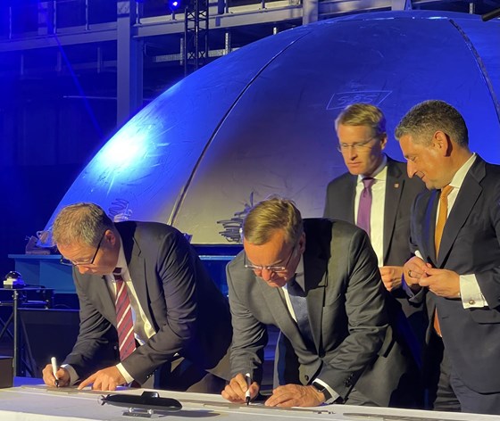 Forsvarsminister Bjørn Arild Gram signerte en avtale om tettere forsvars- og sikkerhetssamarbeid med sin tyske kollega Boris Pistorius.