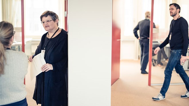 Bilde av personer som går og snakker i et kontorlandskap. Foto: Ilja C. Hendel