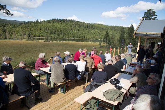 I vakre omgivelser med utsikt til verneområdet ble Vikerfjell naturreservat offisielt åpnet.