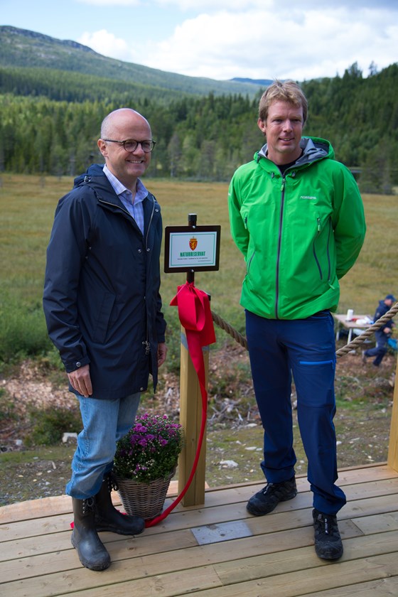 Klima- og miljøminister Vidar Helgesen og grunneier Ole Erik Elsrud med Vikerfjell naturreservat i bakgrunnen.