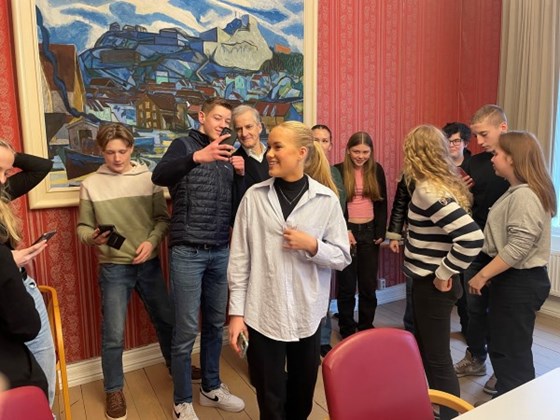 Mange ville ta selfie da statsministeren møtte ungdomsrådet i Halden denne uken.