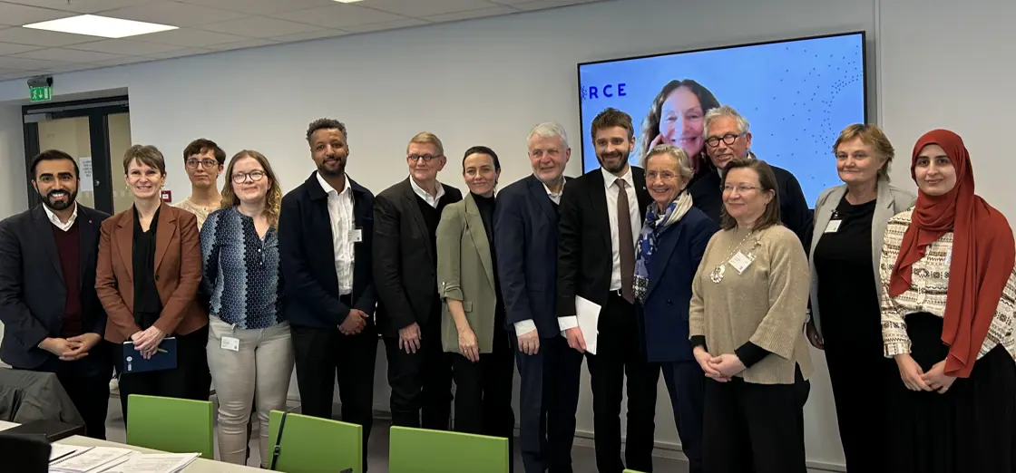 Medlemmene av nytt folkehelsepolitisk råd, samt helse- og omsorgsminister Vestre og statssekretær Mushtaq