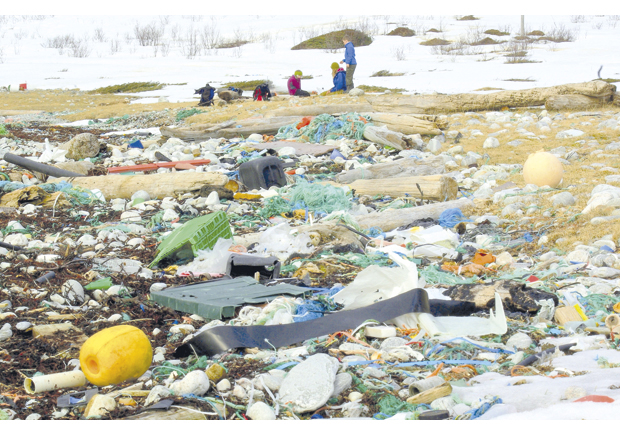 Figure 3.25 Litter on the beach at Rekvika bay, Tromsø municipality