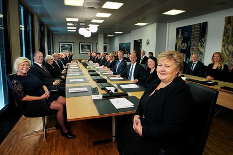 Regjeringen i regjeringskonferanse på Statsministerens kontor 3. oktober 2016. Regjeringens medlemmer sitter rundt møtebordet i statsrådssalen på Statsministerens kontor.