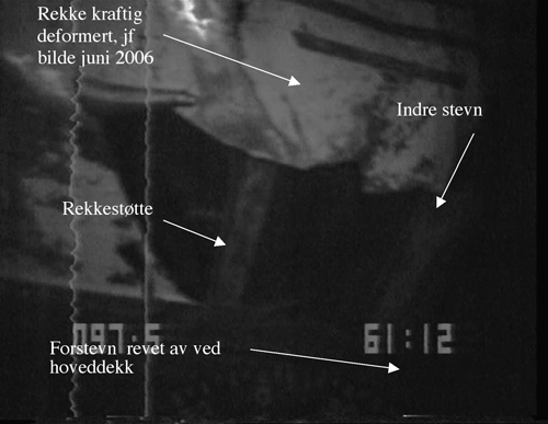 Figur 6.36 Stevn ved hoveddekk filmet av Nordive september/oktober
 1981. Deler av rekken i aluminium er revet av på styrbord
 side. Forstevn er revet av, mens indre stevn er tilsynelatende intakt.